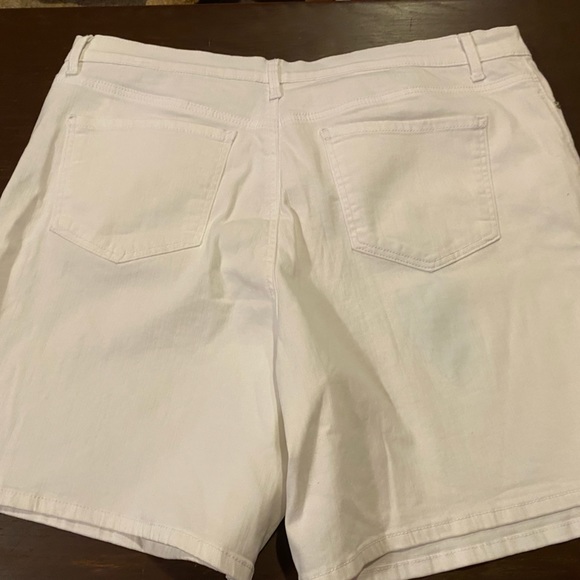 WOMEN’S Gloria Vanderbilt White Button Up Slimming Shorts Size 18 - Picture 2 of 7